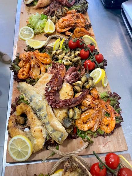 Platou cu Fructe de Mare si Peste pe Plita 3-4 Persoane