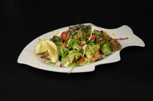 Rapane Marinate cu Usturoi, Gatite pe Plita si Servite pe Pat de Salata si Sos Aioli cu Sofran