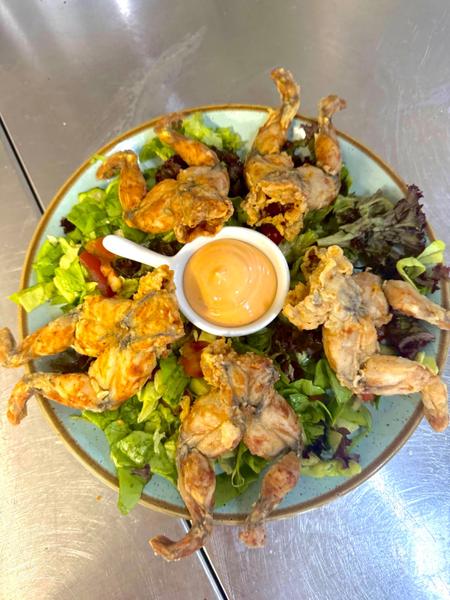 Pui de Balta (Picioare de Broasca) cu Mix de Salata si Sos Calypso