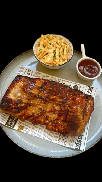 Coaste de Porc la Gratar, Salata Coleslaw si Sos Barbeque 