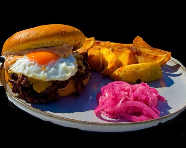 Egg Double Smashed Burger & Cartofi Prăjiți
