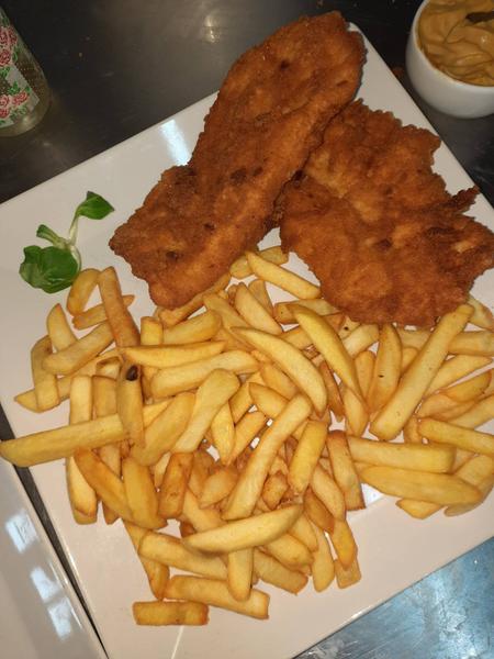Cartofi Prajiti cu Salata