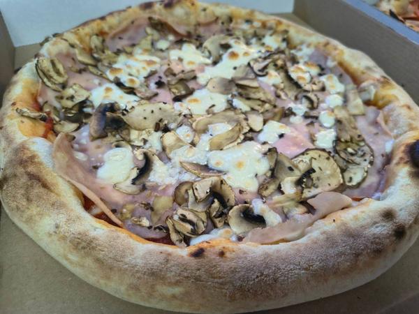 Pizza Prosciutto Funghi