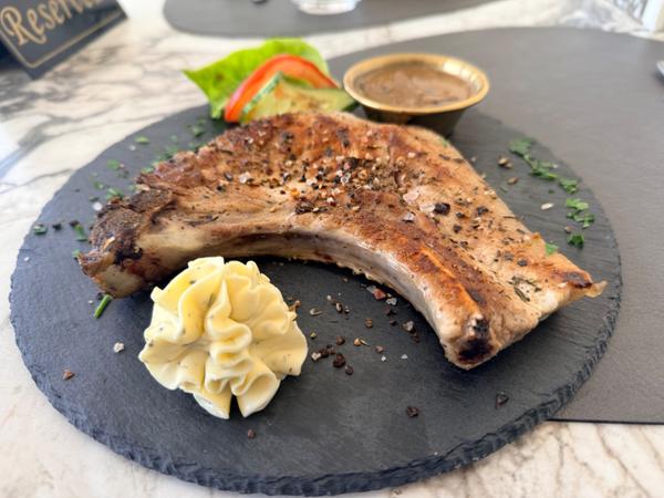 Cotlet de Porc Suculent cu Sos de Ciuperci 