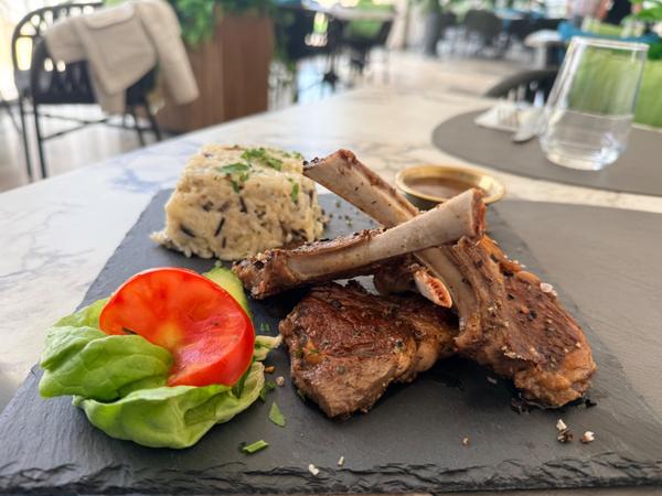 Cotlete de Berbecuț Aromatizat cu Ierburi Mediteraneene