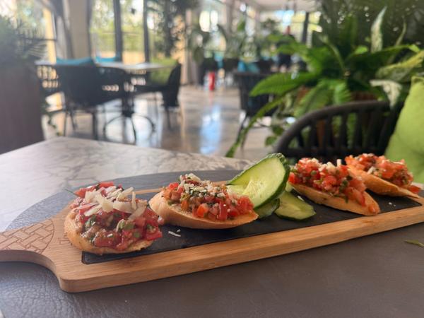 Bruschete mediteraneene cu roșii, parmezan și un strop de  busuioc 