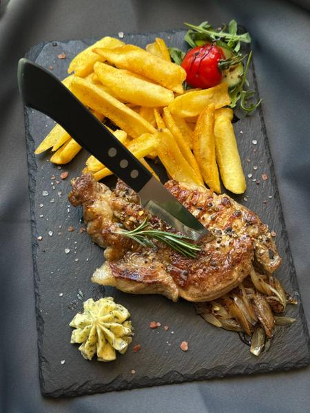 Ceafă de Porc la Grătar pe Pat de Ceapă si Unt Aromatizat