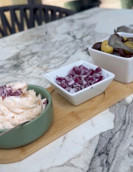 Salată de Icre de Știucă - Deliciu pescăresc servit cu pâine prăjită, ceapă și mix de măsline  