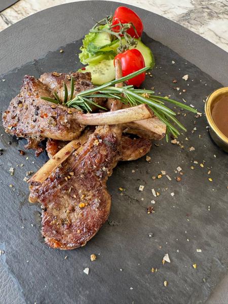 Cotlete de Berbecuț Aromatizat cu Ierburi Mediteraneene