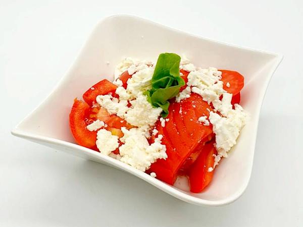 Salata Rosii cu Branza Rasa 