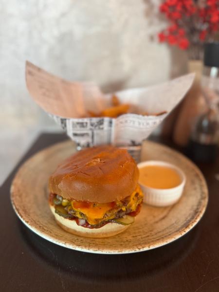 Smashed Double Cheeseburger, Cartofi Fry’n Dip și Sos Cheddar 