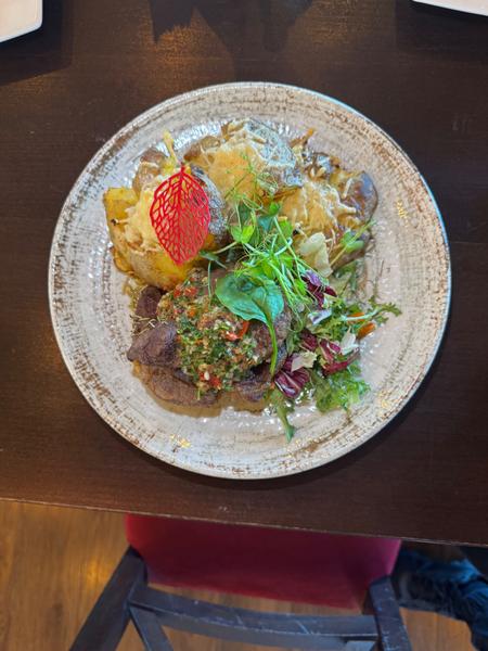 Ceafă de porc iberic la grill cu cartofi turtiți cu parmezan