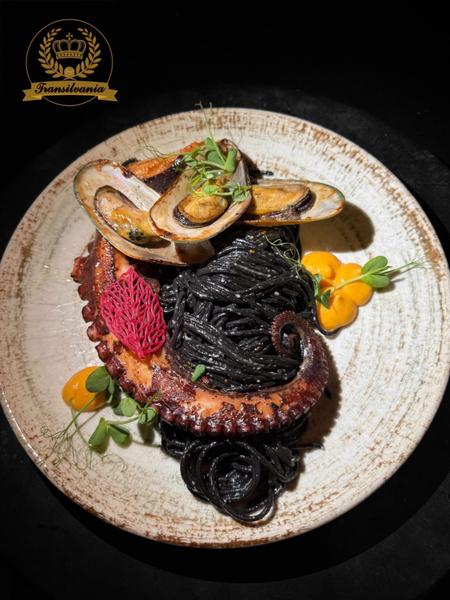 Spaghete al nero di sepia, AOP cu caracatiță și scoici verzi