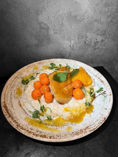 Piept de pui** glasat cu sos de portocale și scorțișoară odihnit pe pat de risotto cu morcovi parizieni