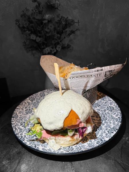 The blue beef burger, cartofi fry'n dip**