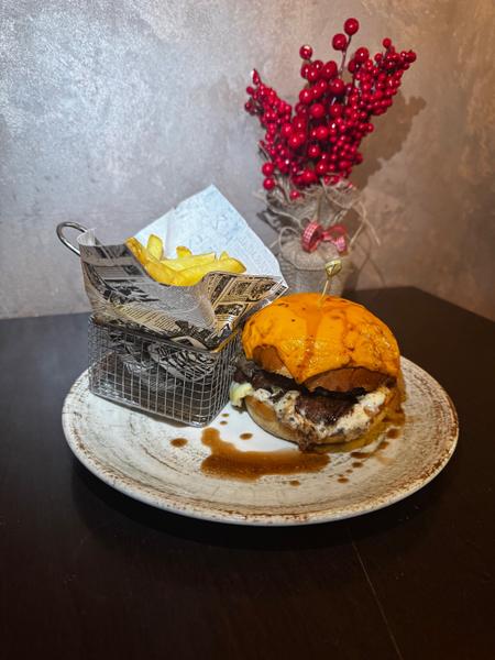 The Golden Truffle Burger , cartofi în coajă