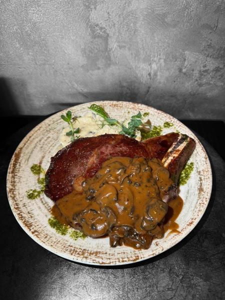 Antricot de Vită cu Sos de Ciuperci și Piure de Cartofi cu Trufe