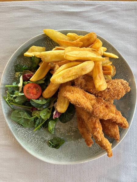 Crispy de Pui în Panko cu Cartofi Prăjiți