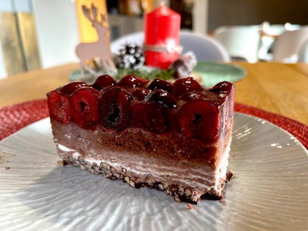 Prăjitură cu Cireșe, Vișine și Fulgi Crocanți de Ciocolată 