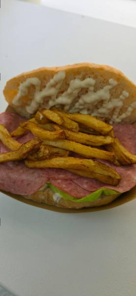 Sandwich cu Salam cu Șuncă 