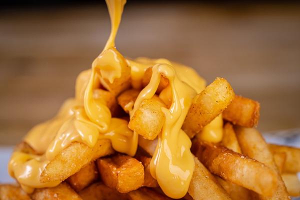 Cartofi Prăjiți cu Sos de Brânza Cheddar 