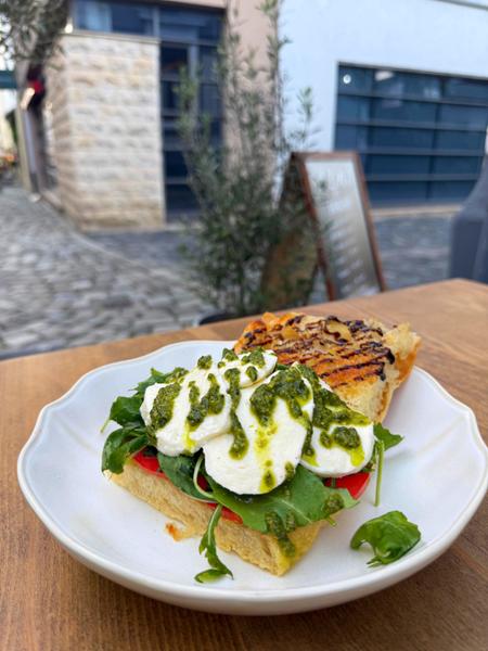 Focaccia Caprese (Servit până la ora 18:00)