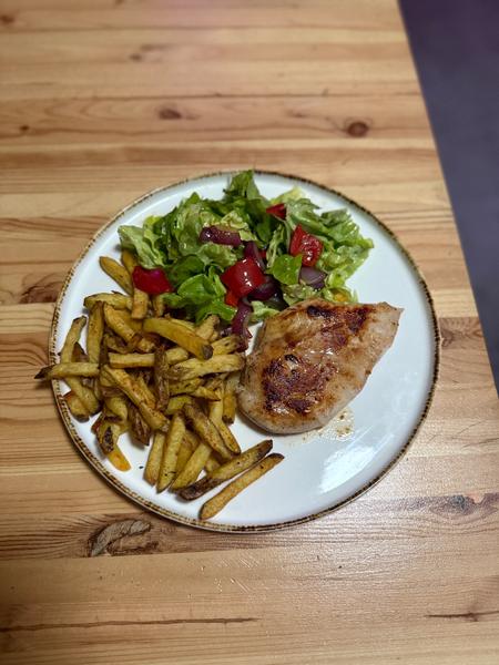 Pui cu Salata si Cartofi Prajiti