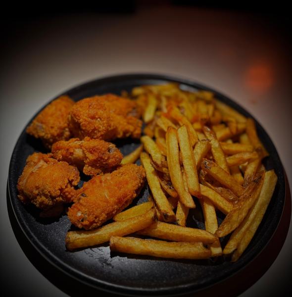 Aripioare Picante & Cartofi Prăjiți 