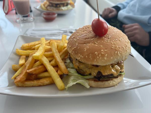 Burger meniu (contine cartofi prajiti)