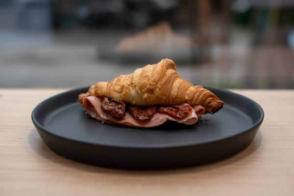 Croissant Mortadela si Trufe