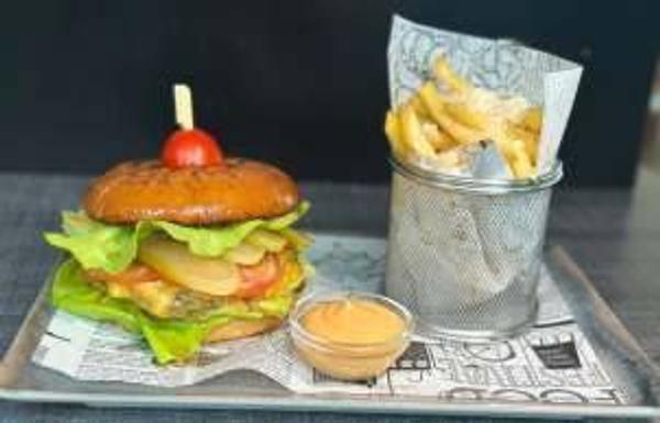 Burger de Vita B90 cu Cartofi Prajiti 