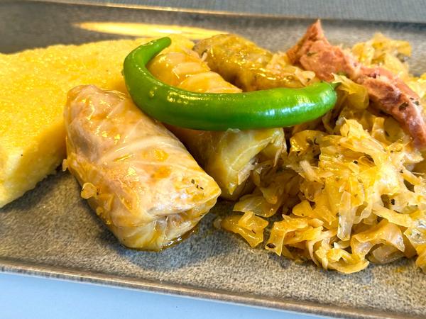 Meniul Zilei de Post: Ciorbă de Legume + Sarmale de Post cu Mămăliguță 