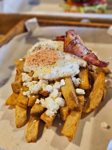 Loaded Fries cu Telemea si Ou Ochi
