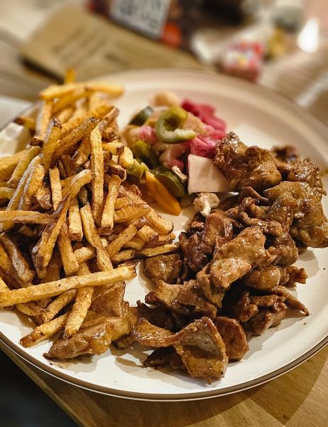 Fasii din ceafă de porc la tigaie marinate in sos de soia, servite cu cartofi prăjiți și salată de murături