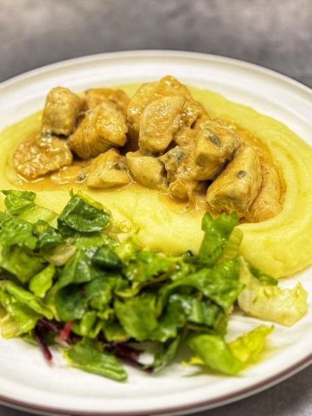 Piept de pui gorgonzola  la tigaie servit cu piure de cartofi si salata verde