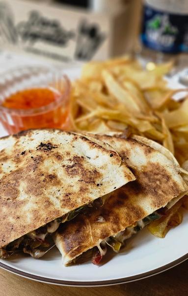 Quesadilla de Vita servită cu cartofi proaspeți prăjiți și sos Sweet Chilli
