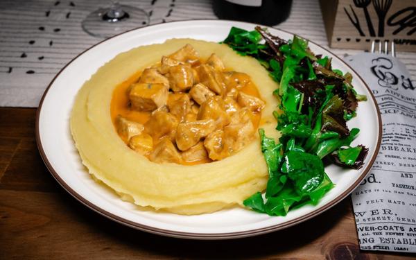 Piept de pui gorgonzola  la tigaie servit cu piure de cartofi si salata verde