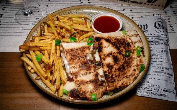 Quesadilla de Vita servită cu cartofi proaspeți prăjiți și sos Sweet Chilli