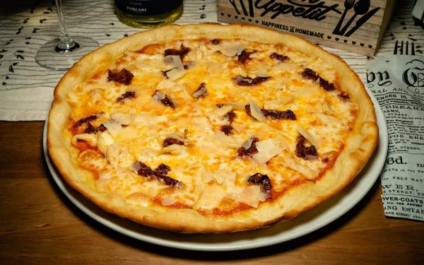 Pizza cu Pui si Parmezan 