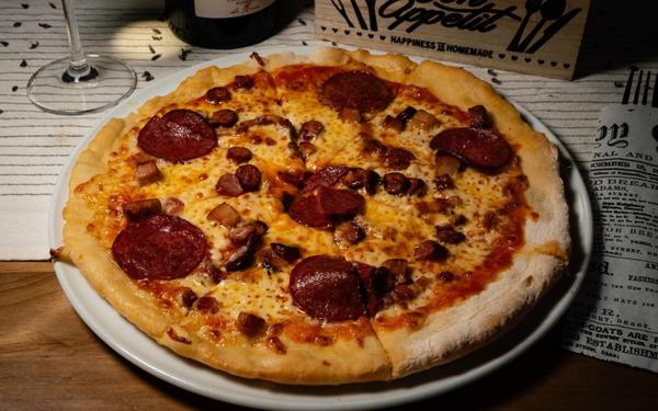 Pizza 4 Feluri de Carne