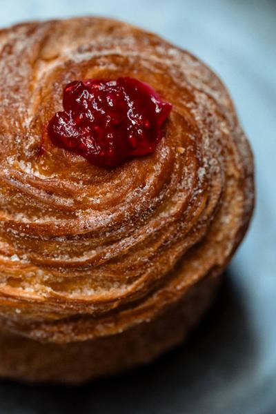 Cruffin cu vanilie si zmeura