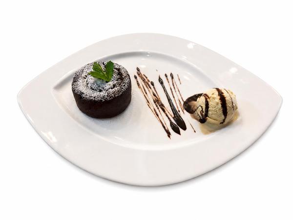 Lava Cake cu O Cupa de Inghetata/lava Cake with a Teaspoon of Ice Cream
