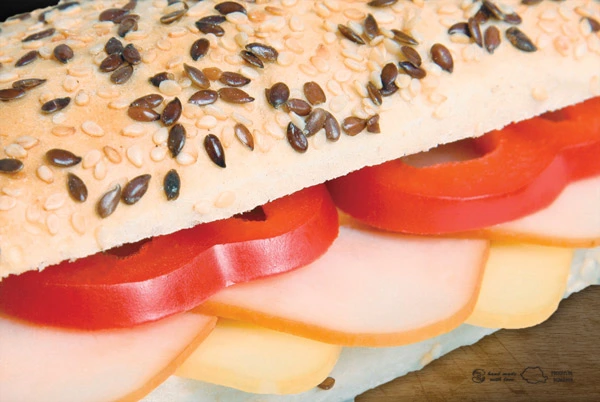 SANDWICH ȘUNCĂ DE CURCAN ȘI CAȘCAVAL AFUMAT