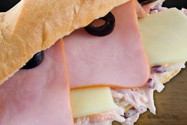 Sandwich cu Șuncă și Cașcaval 