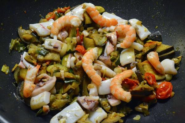Fructe de Mare in Sos de Vin