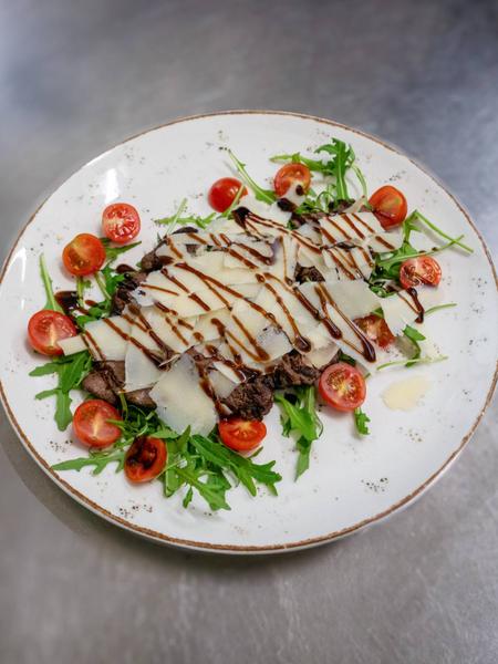 Straccetti di Vitello con Rucola e Parmigiano