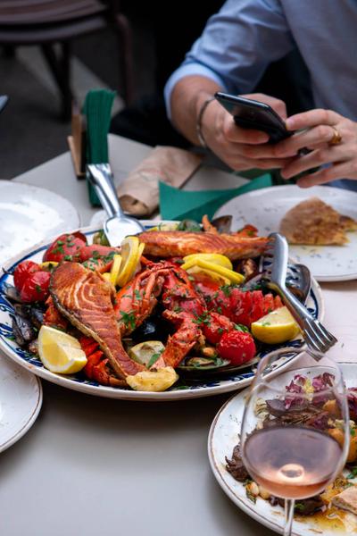 Platou Buoni Amici cu Fructe de Mare la Gratar ( 4 Pers ) + 1 Terra Romana Alb / Roze