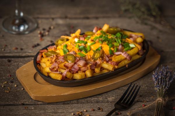 Cartofi Prajiti cu Cheddcar si Bacon Crispy