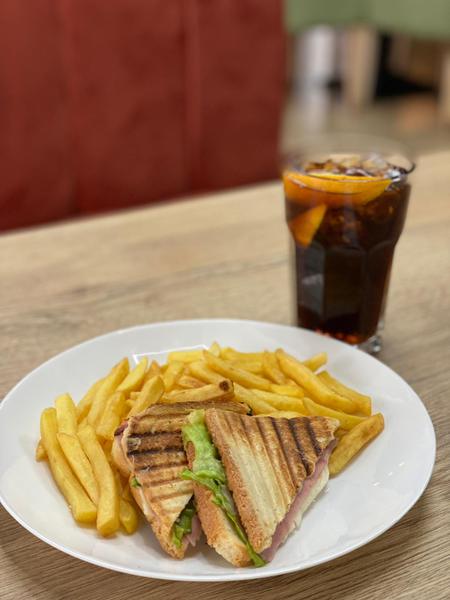 Sandwich Toast cu Cartofi Prăjiți și Maioneză 