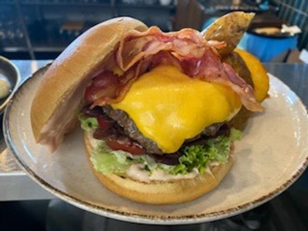 Hamburger Din Carne de Vită cu Cheddar, Aur Comestibil, Cartofi Steak, Afumat cu Lemn de Fag (Marhahús hamburger cheddárral, ehető arannyal